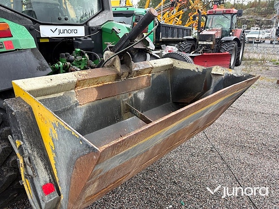 Traktor John Deere 6210 med vikplog och sandspridare 19 of 30