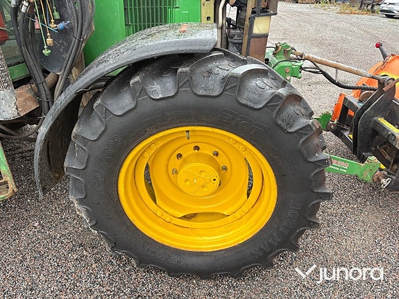 Traktor John Deere 6210 med vikplog och sandspridare 25 of 30