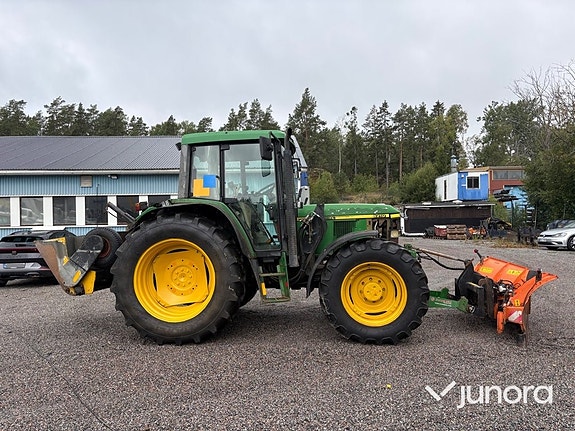 Traktor John Deere 6210 med vikplog och sandspridare 6 of 30