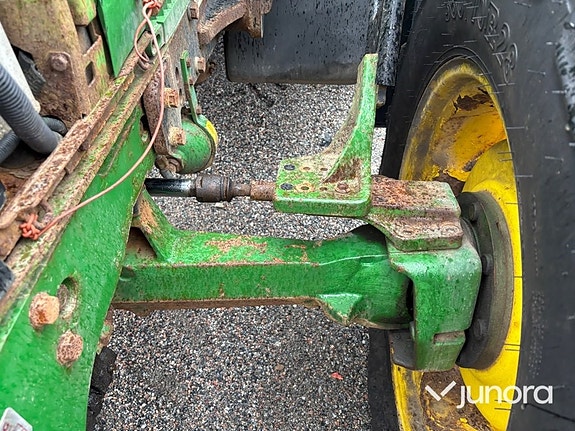 Traktor John Deere 6210 med vikplog och sandspridare 16 of 30