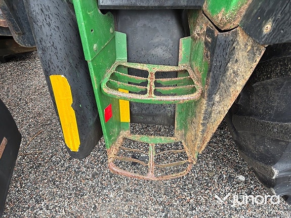 Traktor John Deere 6210 med vikplog och sandspridare 17 of 30