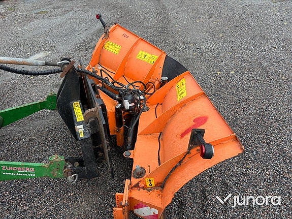 Traktor John Deere 6210 med vikplog och sandspridare 9 of 30