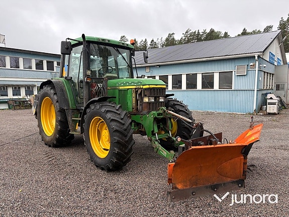 Traktor John Deere 6210 med vikplog och sandspridare 7 of 30