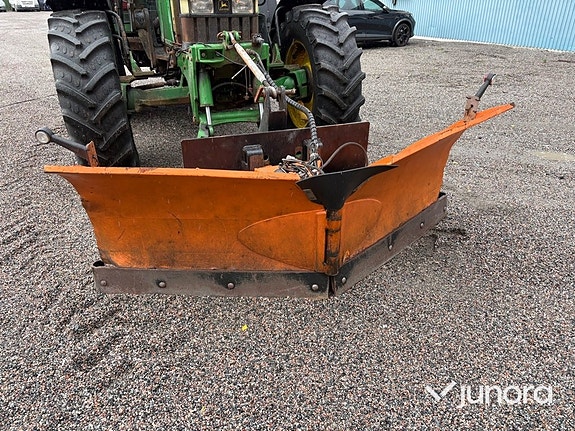 Traktor John Deere 6210 med vikplog och sandspridare 10 of 30