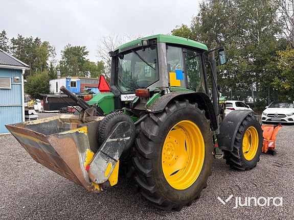 Traktor John Deere 6210 med vikplog och sandspridare 5 of 30