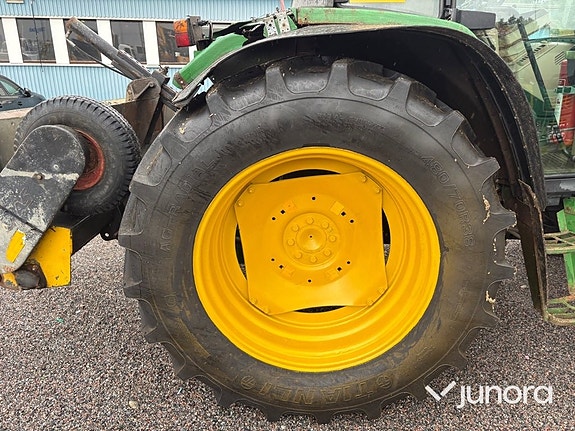 Traktor John Deere 6210 med vikplog och sandspridare 24 of 30