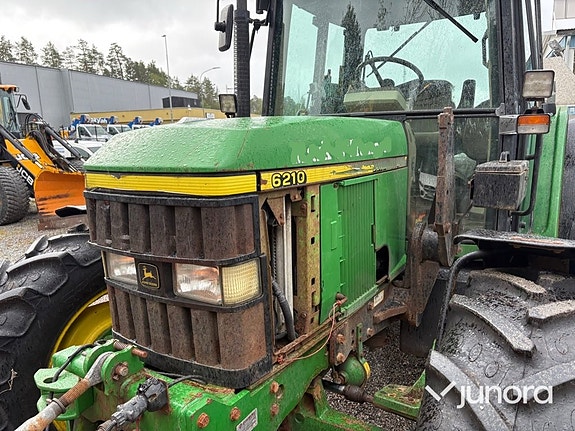 Traktor John Deere 6210 med vikplog och sandspridare 14 of 30