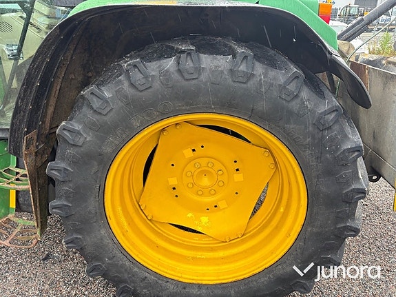 Traktor John Deere 6210 med vikplog och sandspridare 18 of 30
