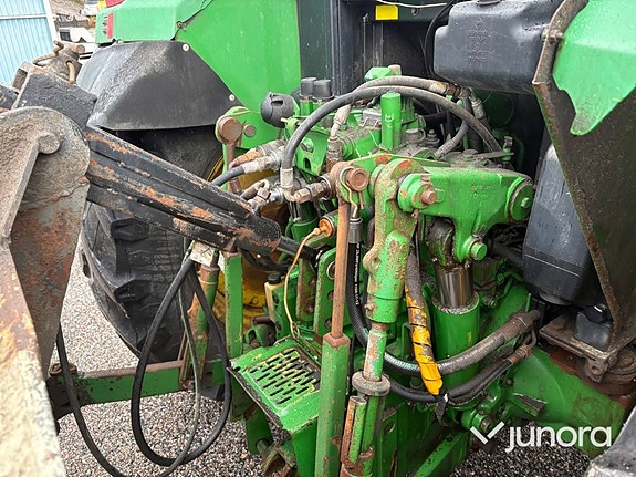 Traktor John Deere 6210 med vikplog och sandspridare 21 of 30