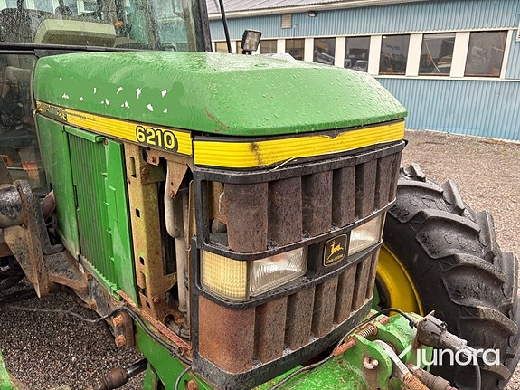 Traktor John Deere 6210 med vikplog och sandspridare 27 of 30