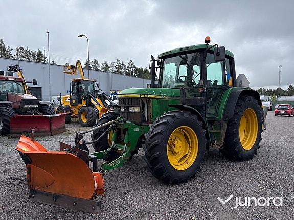 Traktor John Deere 6210 med vikplog och sandspridare