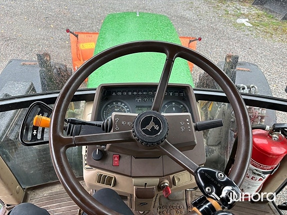 Traktor John Deere 6210 med vikplog och sandspridare 30 of 30