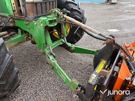 Traktor John Deere 6210 med vikplog och sandspridare 28 of 30