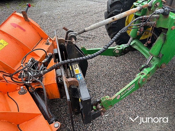 Traktor John Deere 6210 med vikplog och sandspridare 12 of 30