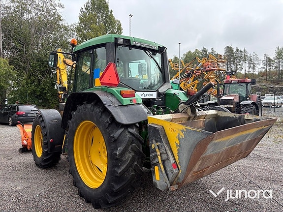 Traktor John Deere 6210 med vikplog och sandspridare 3 of 30