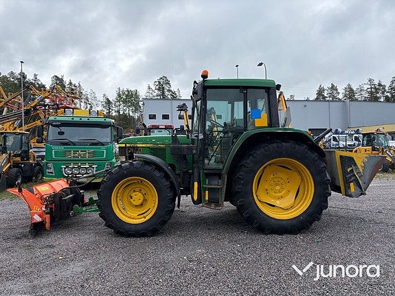 Traktor John Deere 6210 med vikplog och sandspridare 2 of 30