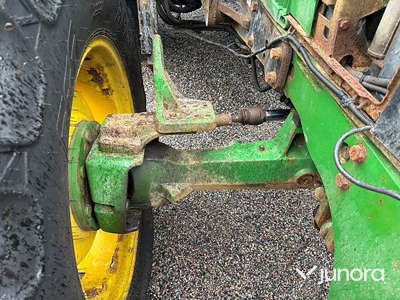 Traktor John Deere 6210 med vikplog och sandspridare 26 of 30