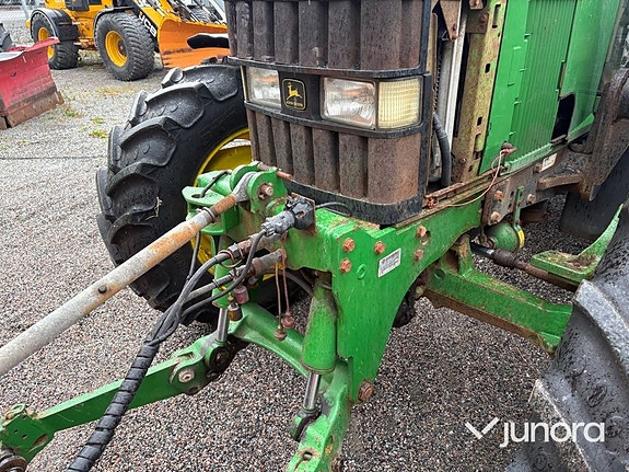 Traktor John Deere 6210 med vikplog och sandspridare 13 of 30