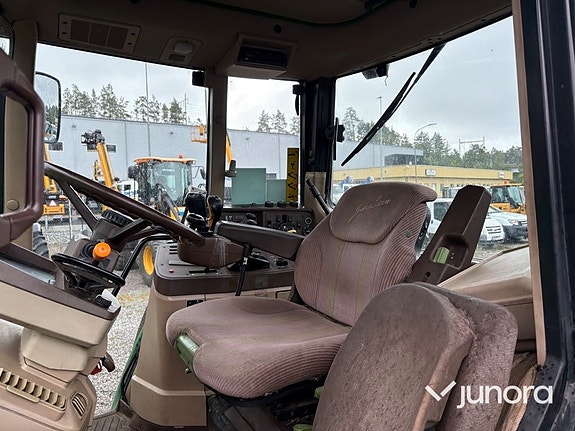 Traktor John Deere 6210 med vikplog och sandspridare 29 of 30