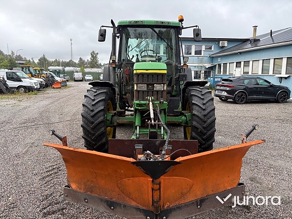 Traktor John Deere 6210 med vikplog och sandspridare 8 of 30