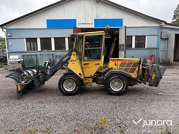 Redskapsbärare Wille 345 med vikplog och sandspridare 2 of 30