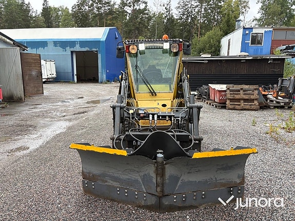 Redskapsbärare Wille 345 med vikplog och sandspridare 8 of 30