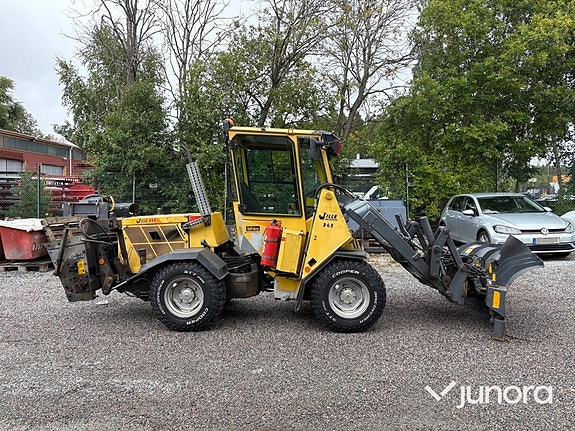 Redskapsbärare Wille 345 med vikplog och sandspridare 6 of 30