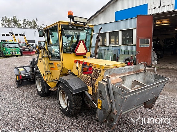 Redskapsbärare Wille 345 med vikplog och sandspridare 3 of 30