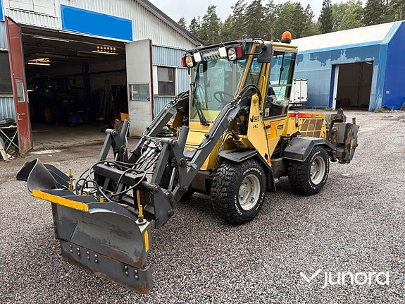 Redskapsbärare Wille 345 med vikplog och sandspridare