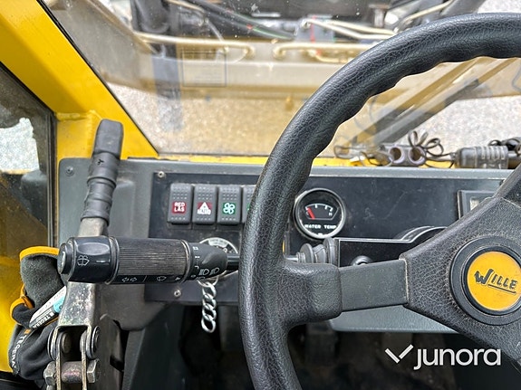 Redskapsbärare Wille 345 med vikplog och sandspridare 30 of 30