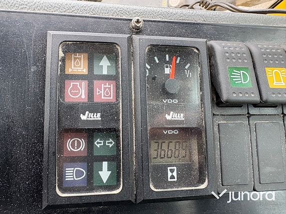Redskapsbärare Wille 345 med vikplog och sandspridare 29 of 30