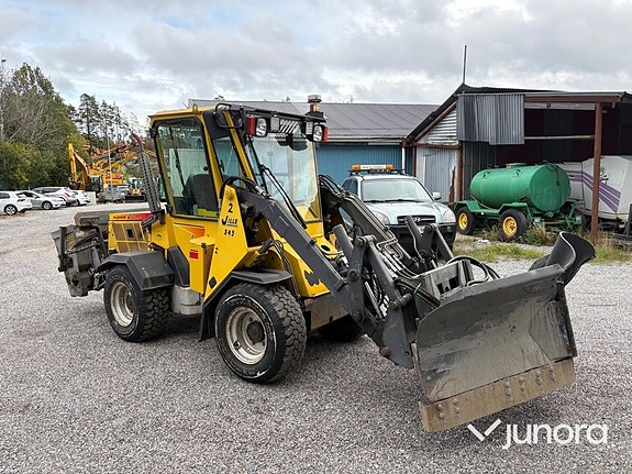 Redskapsbärare Wille 345 med vikplog och sandspridare 7 of 30