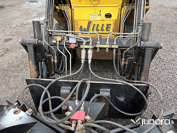 Redskapsbärare Wille 345 med vikplog och sandspridare 10 of 30