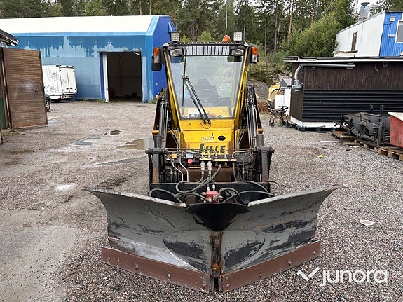 Redskapsbärare Wille 345 med vikplog och sandspridare 8 of 30