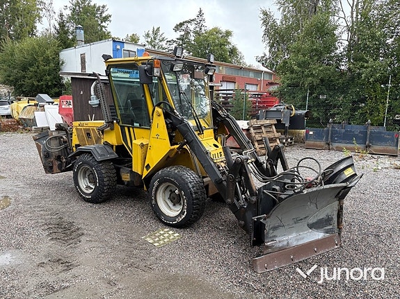 Redskapsbärare Wille 345 med vikplog och sandspridare 7 of 30