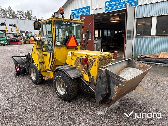 Redskapsbärare Wille 345 med vikplog och sandspridare 3 of 30
