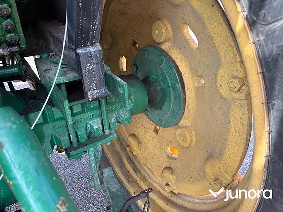 Traktor John Deere 2130 med Trima frontlastare 29 of 30