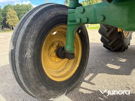 Traktor John Deere 2130 med Trima frontlastare 20 of 30