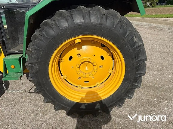 Traktor John Deere 2130 med Trima frontlastare 25 of 30