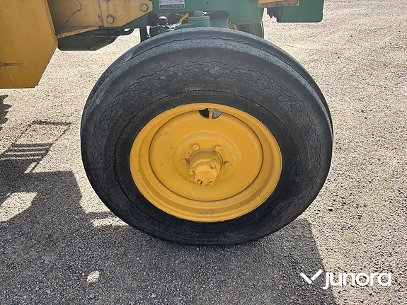 Traktor John Deere 2130 med Trima frontlastare 19 of 30
