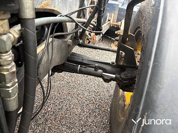 Traktor New Holland TL 90 med vikplog och sandspridare 16 of 30