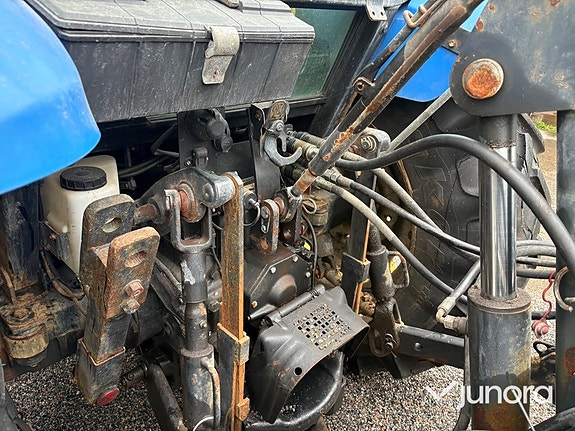 Traktor New Holland TL 90 med vikplog och sandspridare 27 of 30