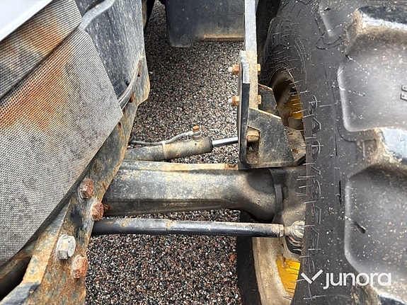 Traktor New Holland TL 90 med vikplog och sandspridare 10 of 30