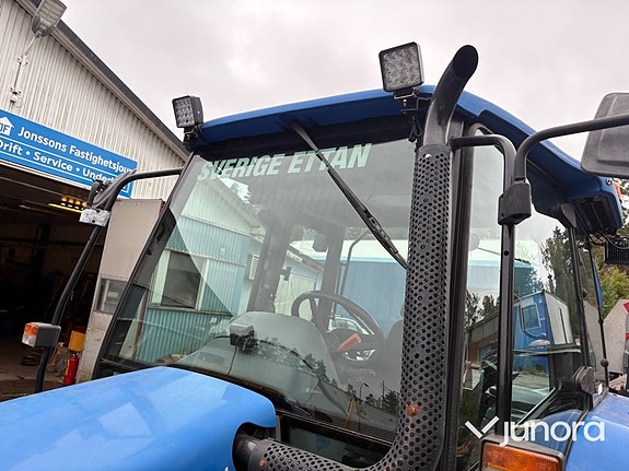 Traktor New Holland TL 90 med vikplog och sandspridare 25 of 30