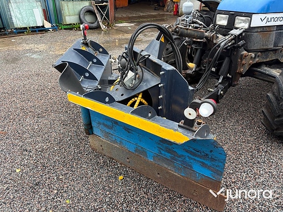 Traktor New Holland TL 90 med vikplog och sandspridare 21 of 30