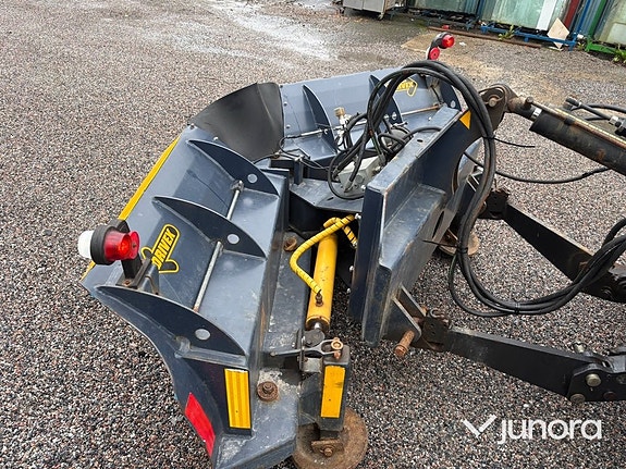 Traktor New Holland TL 90 med vikplog och sandspridare 23 of 30