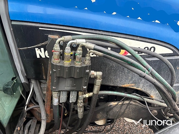 Traktor New Holland TL 90 med vikplog och sandspridare 17 of 30