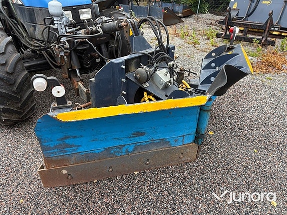 Traktor New Holland TL 90 med vikplog och sandspridare 20 of 30