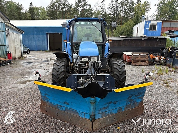 Traktor New Holland TL 90 med vikplog och sandspridare 8 of 30