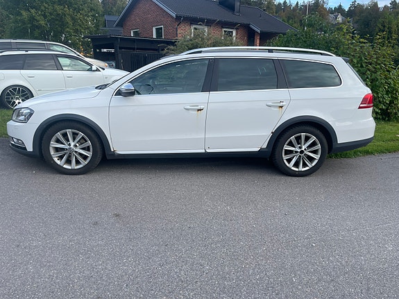 Volkswagen Passat Alltrack 2 of 8